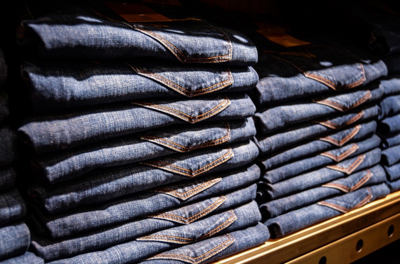 magasin-VINON SUR VERDON-min_jeans_pants_blue_shop_shopping_shelf_exhibition_buy-940702